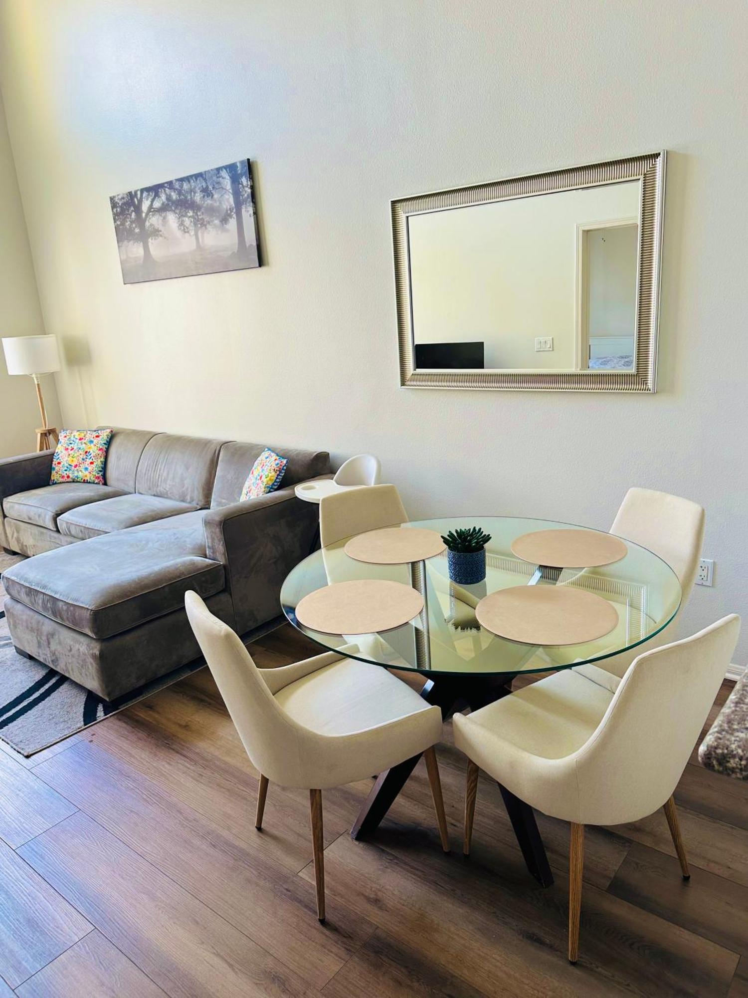 Spacious 2 , Queen Beds , Great Location And Pool * Los Angeles