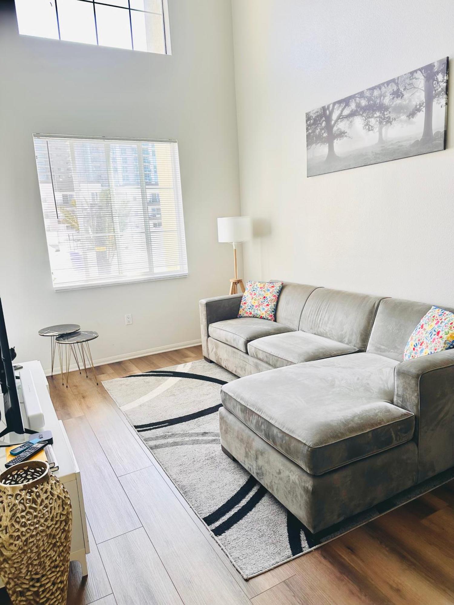 Spacious 2 , Queen Beds , Great Location And Pool Appartement *